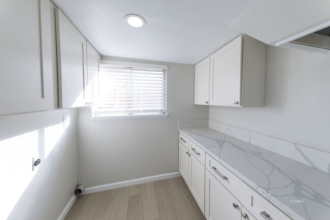 Building Photo - Please Contact Vaughn Realty to set up an ...