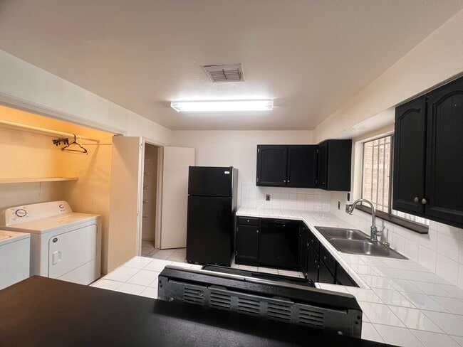 Building Photo - 8870 Kempwood Dr