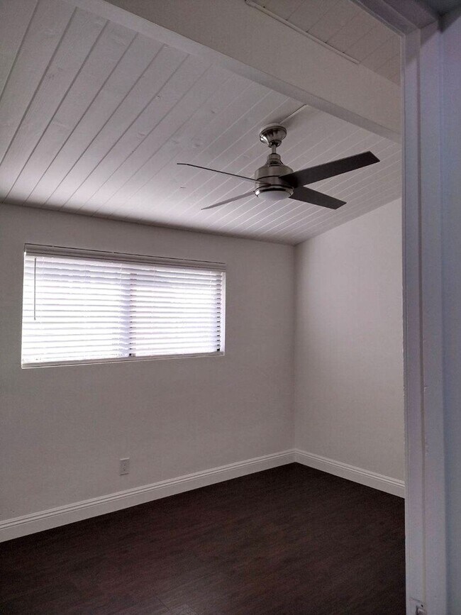 Building Photo - Large family home in Panorama area, near Bakersfield College!