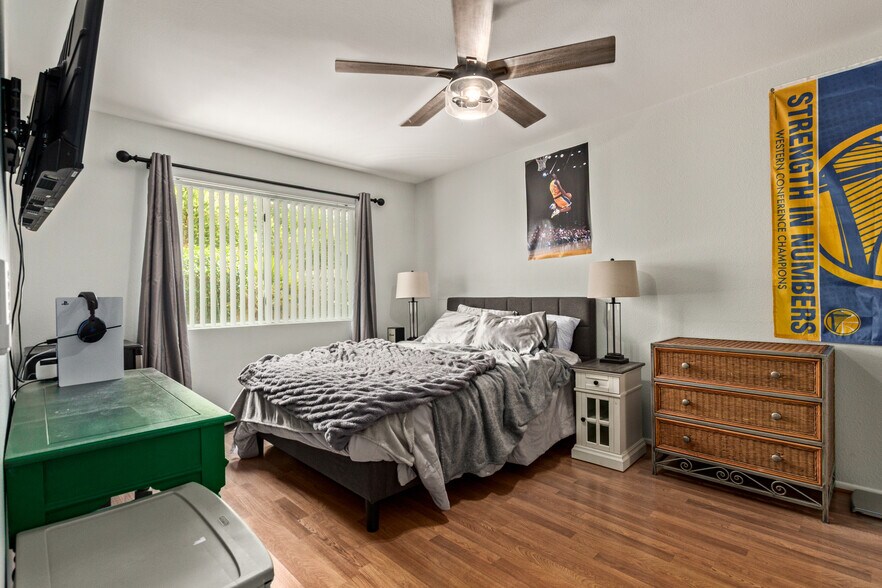 Primary bedroom - 115 W 10th St