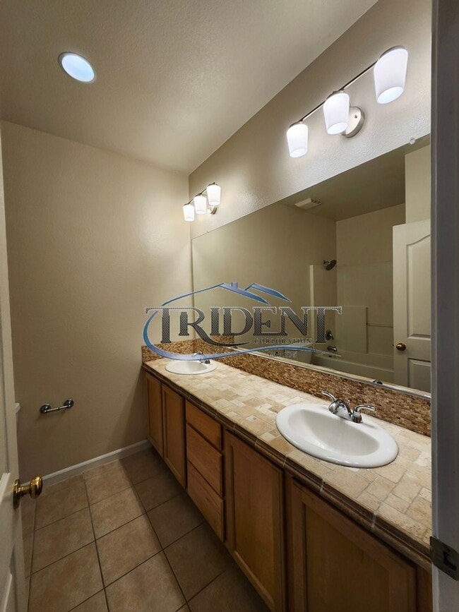 Building Photo - 3-bedroom 2-bath home with den located in Edgewater