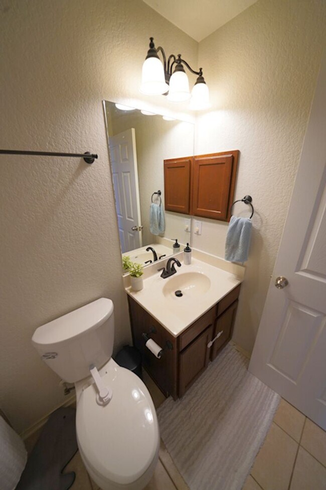 Building Photo - Beautifully Maintained Home in Schertz Now Available. Realtor Commission: $500