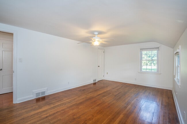 Building Photo - 130 Hampton Ave