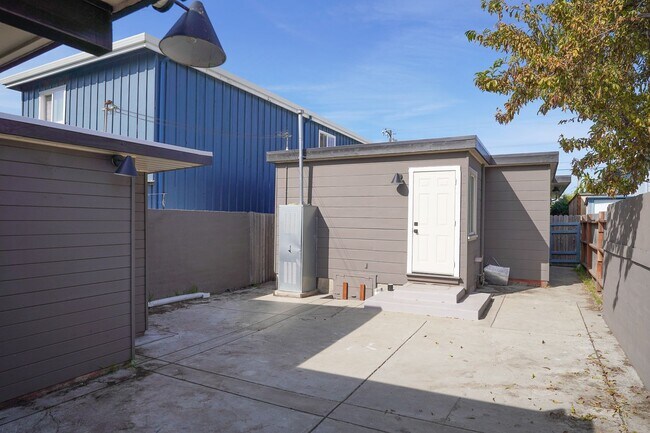 Building Photo - Mid-Century Home Available in the Richmond...