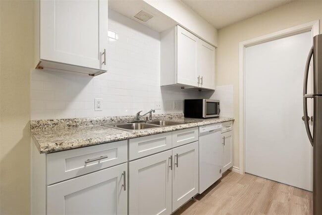 Building Photo - 608 Country Aire Dr