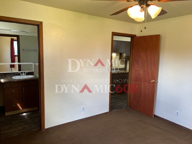 Building Photo - 1BD/1BA Garden Level Apartment in 6-Plex