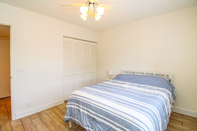 Building Photo - ** 2/2 FIRST FLOOR EMERALD LAKES BEAUTY RE...