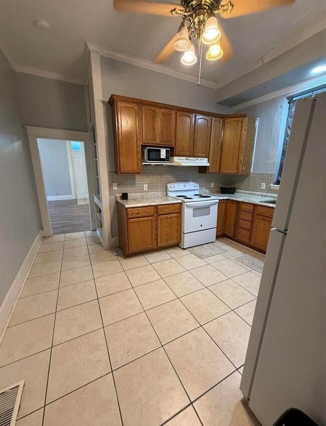 Building Photo - Gorgeous 2 Bedroom in Highland Duplex