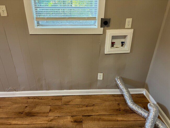 Building Photo - 1 Bedroom/1 Bath Triplex near VSU