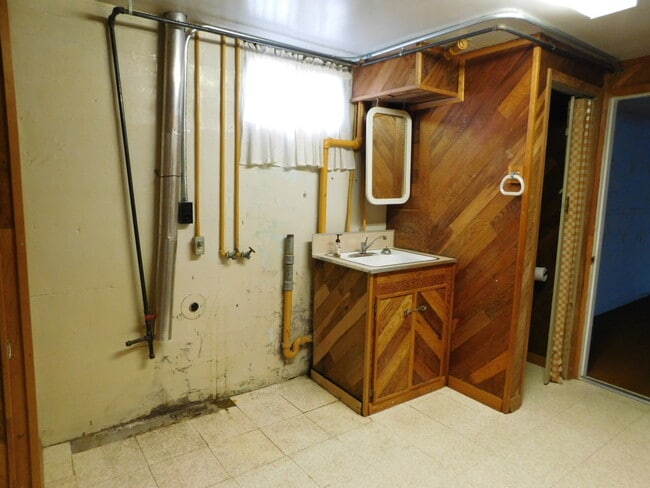 Building Photo - 4Bd/1.5Ba Two Story Home - Available to View!