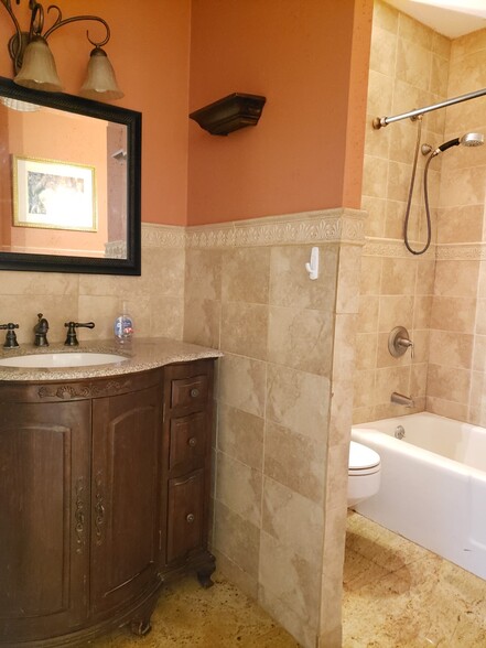 Bath Room - 7002 Boulevard E