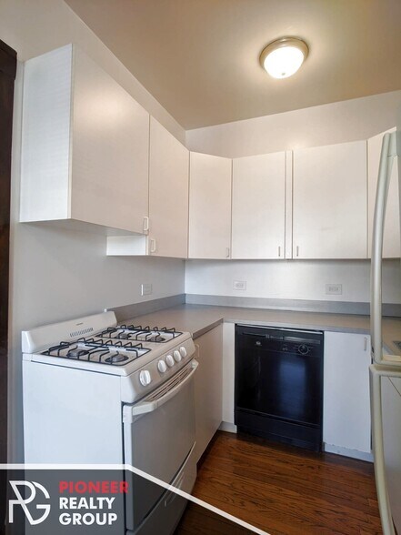Building Photo - 822 W Waveland Ave
