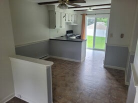 Building Photo - 18 Sunset Ln