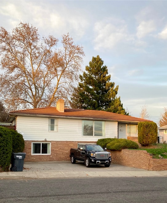 Building Photo - 535 SE Scenic View Dr