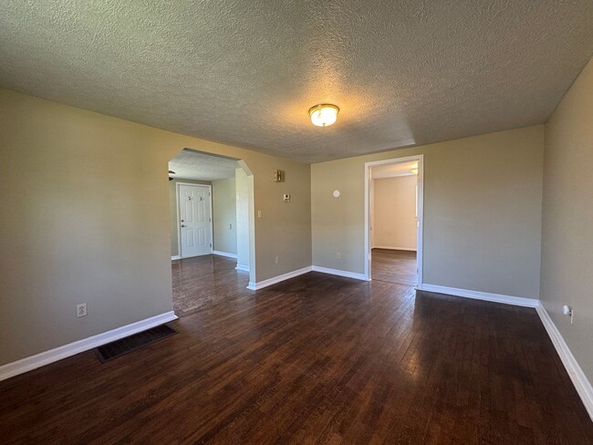 Building Photo - Cozy 2 Bedroom 1 Bathroom Home Nestled in ...
