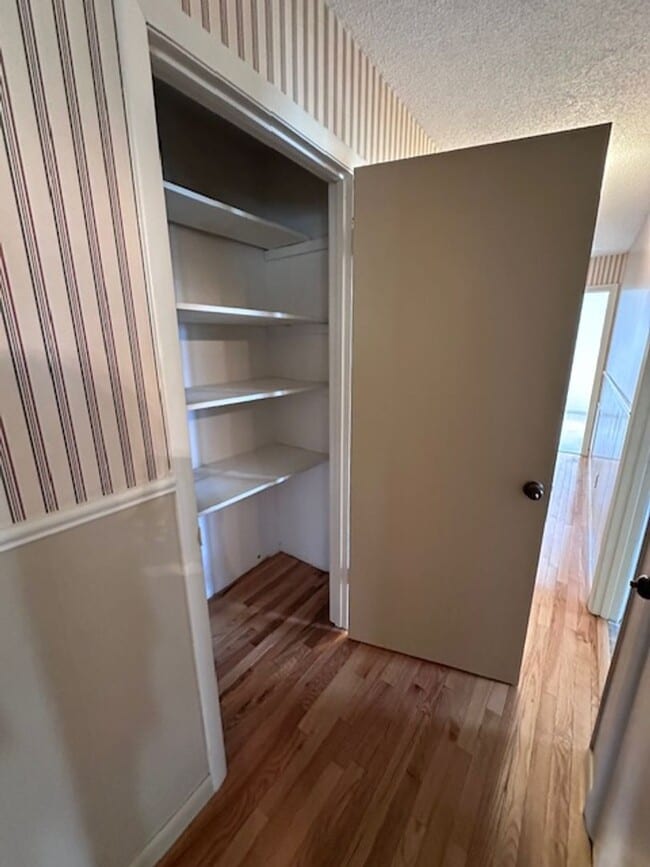 Building Photo - Maryville 37803 - 5 bedroom, 3 bath home - Contact Karen Robertson (865) 454-7626