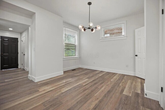 Building Photo - 852 Oakwood Ave