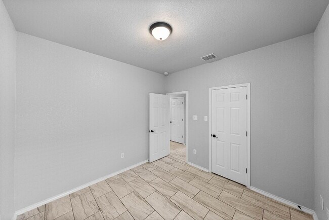 Building Photo - 170 Tedder St
