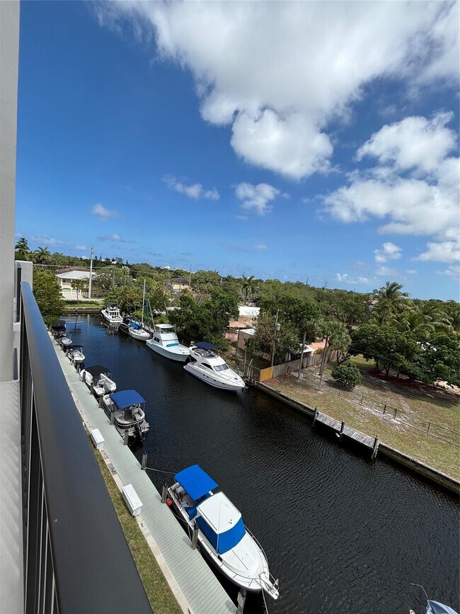 Building Photo - 900 River Reach Dr