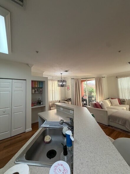 Entrance/Kitchen - 4506 SW 160th Ave