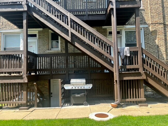 Building Photo - 5325 N Damen Ave