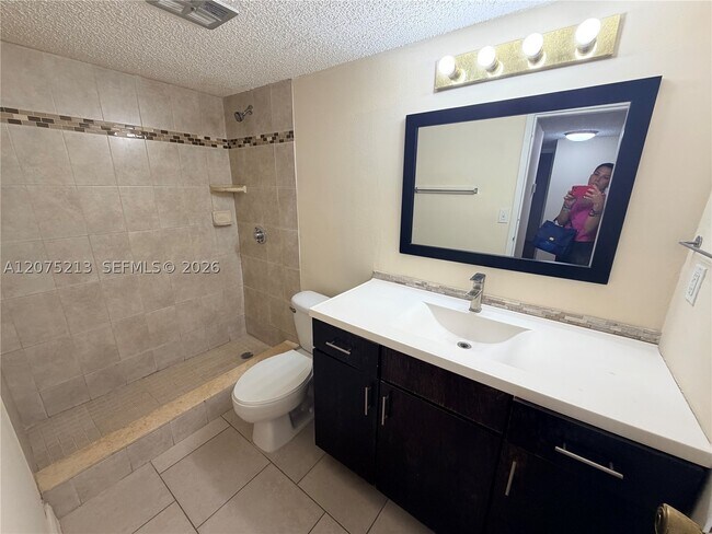 Building Photo - 5221 Geneva Ct