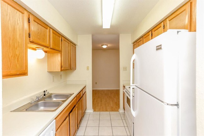 Building Photo - 9797 Leawood Blvd