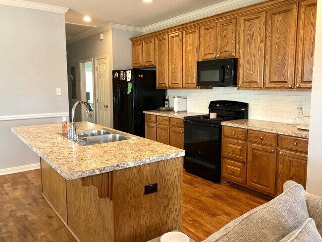 Building Photo - 3BR/3BA House Near Campus