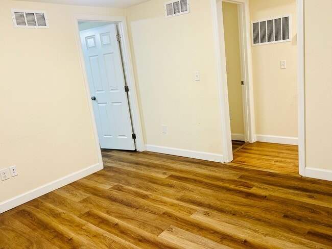 Building Photo - 3 Bed-1 Bathroom Available in Anshutz Medical Center Area - Duplex lower unit