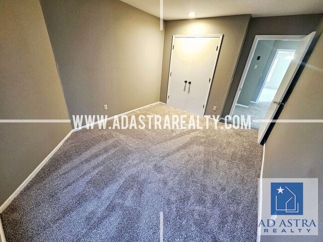 Building Photo - Nice 3 bed 1.5 bath townhouse in Olathe-Coming SOON!!