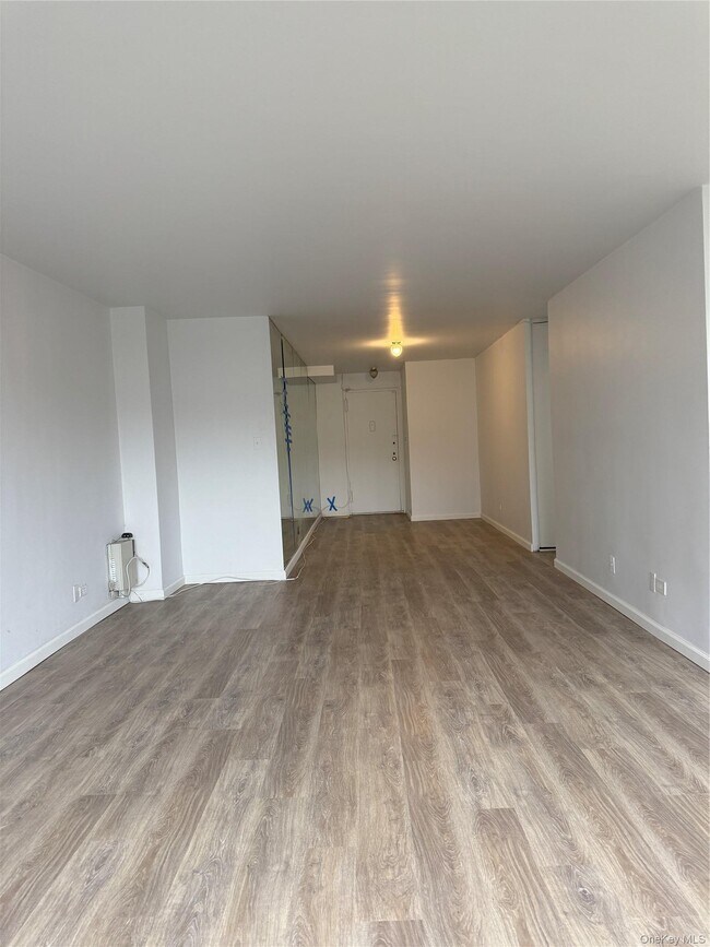 Building Photo - 61-20 Grand Central Pkwy