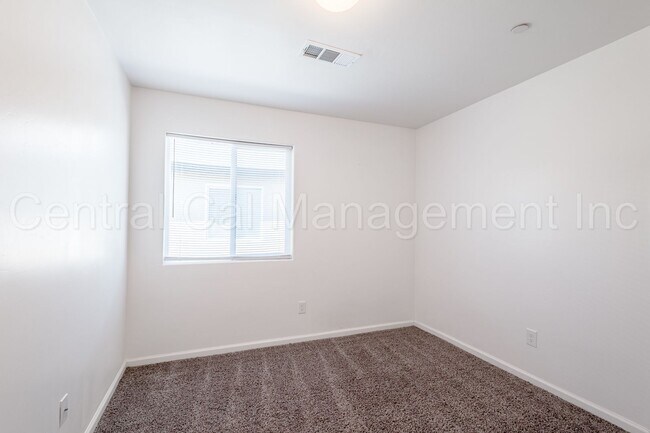 Building Photo - 129 E 8th St