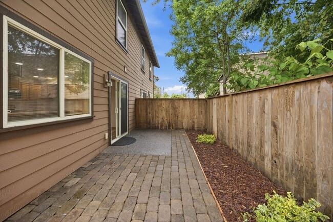 Building Photo - 3 bedroom 2.5 bath