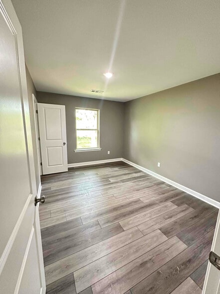 Building Photo - 826 W 23rd St