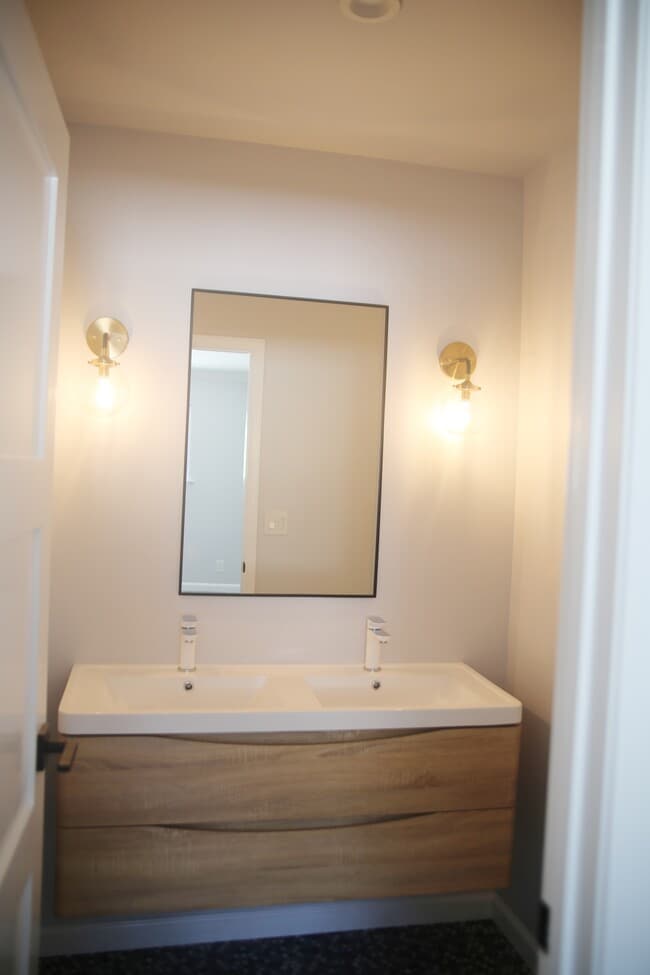 Building Photo - 747 Calla Dr