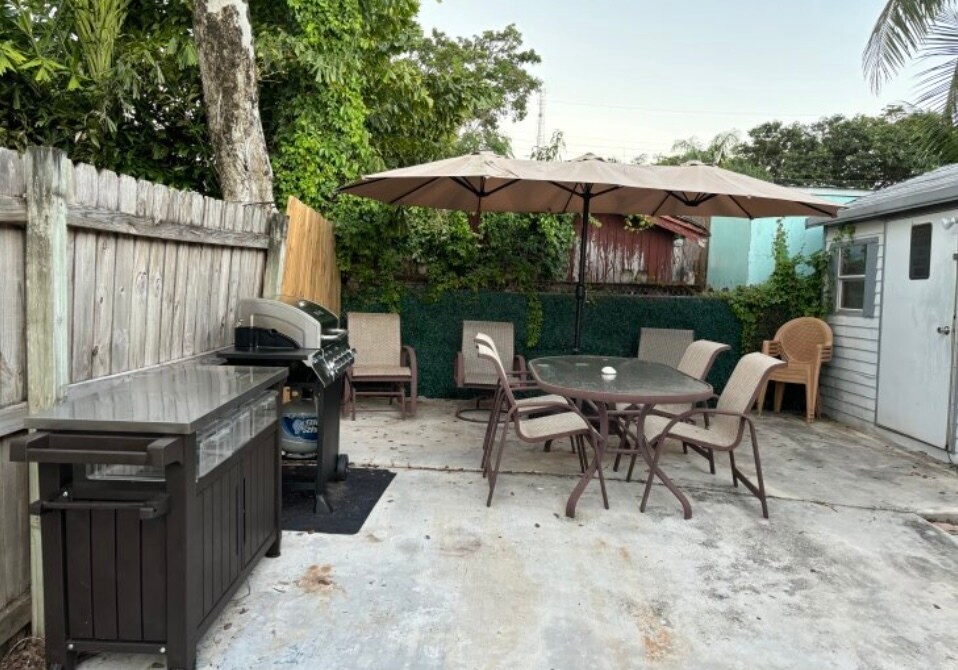 Outdoor space - 945 Plantation Rd