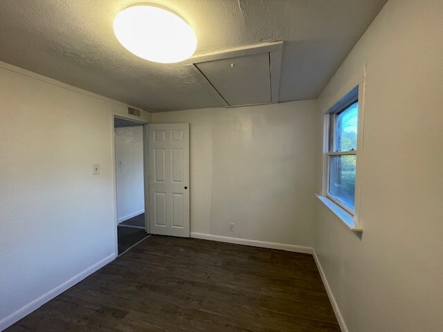 Building Photo - 2527 Riverside Dr