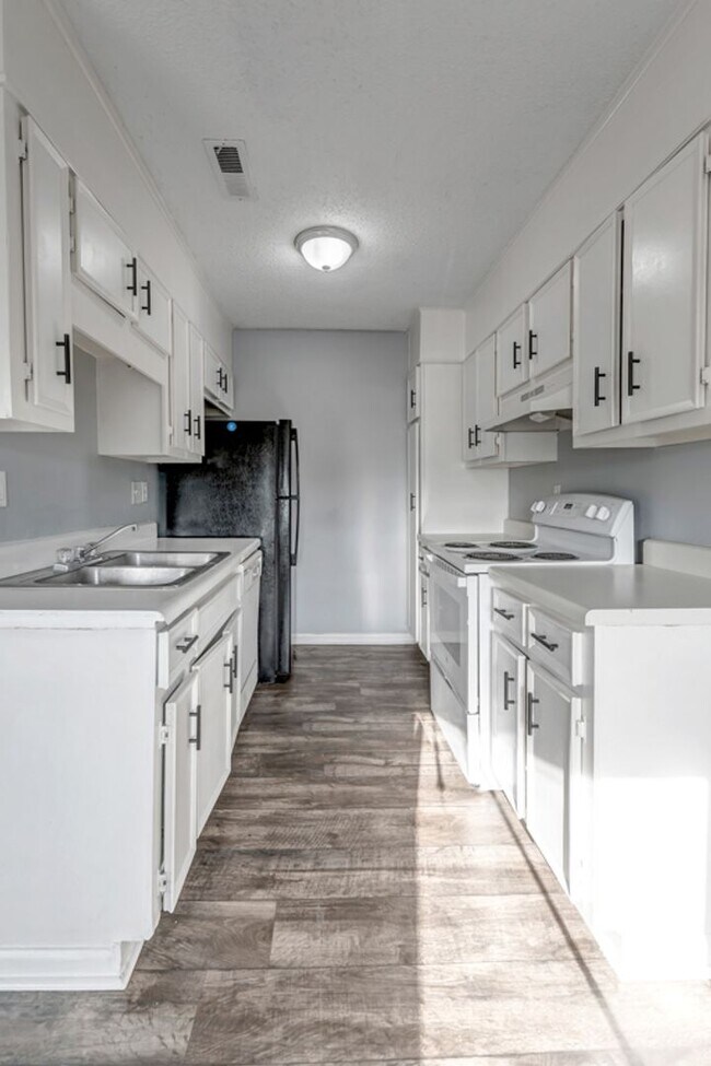 Building Photo - Recently Renovated Units in Decatur, AL