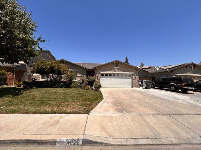 Building Photo - Great home for rent in Visalia