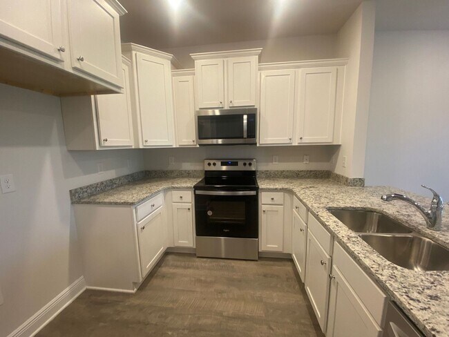 Building Photo - Modern, Spacious & Efficient Townhome in Lynn Haven! *1/2 OFF Security Deposit for Active-Duty Mi...