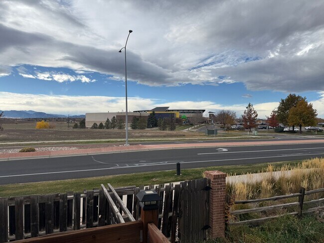 Building Photo - 4 bedroom, 2 bath home with 2 car garage, ...