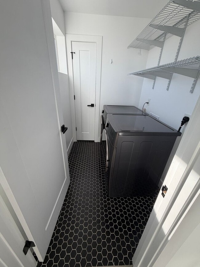 Building Photo - Gorgeous Sunnyside 4 bedroom home with rooftop patio