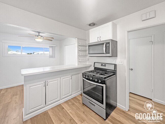 Building Photo - Charming 3B/2BA House w/ Attached Garage & Washer/Dryer in Clairemont!