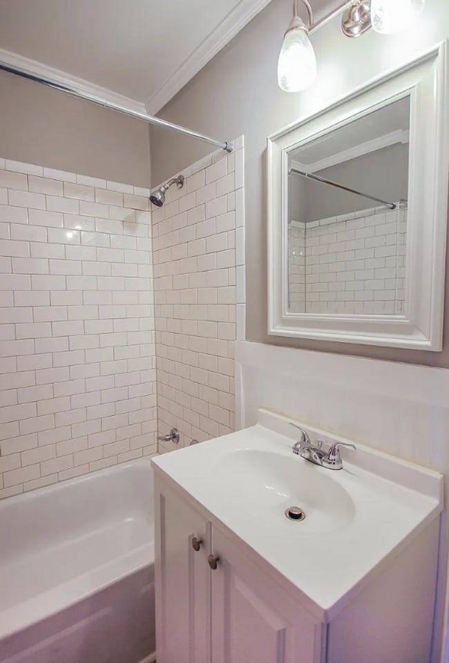 Building Photo - 2 Bed Apartment in Highland Park! Laundry ...