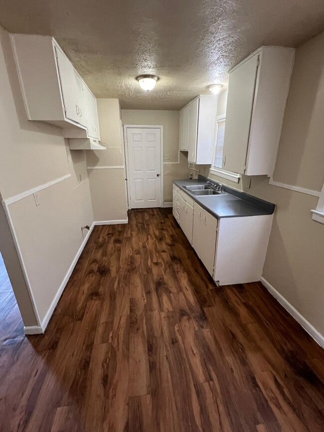 Building Photo - $0 First Month's Rent / $0 Deposit at Move-in