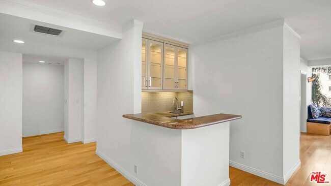 Building Photo - 10724 Wilshire Blvd