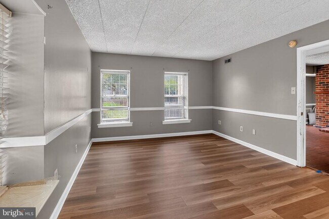 Building Photo - 702 Deer Run