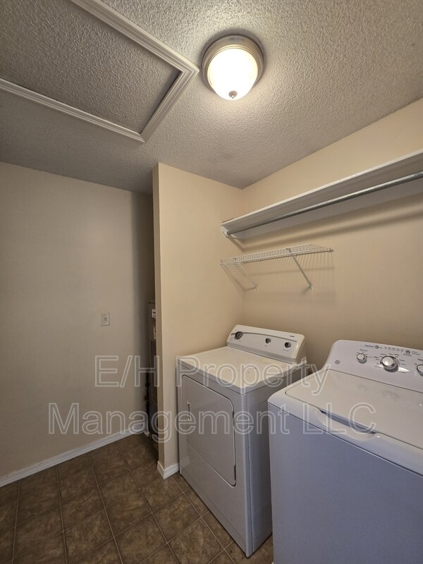 Building Photo - 4460 S Elizabeth Ave