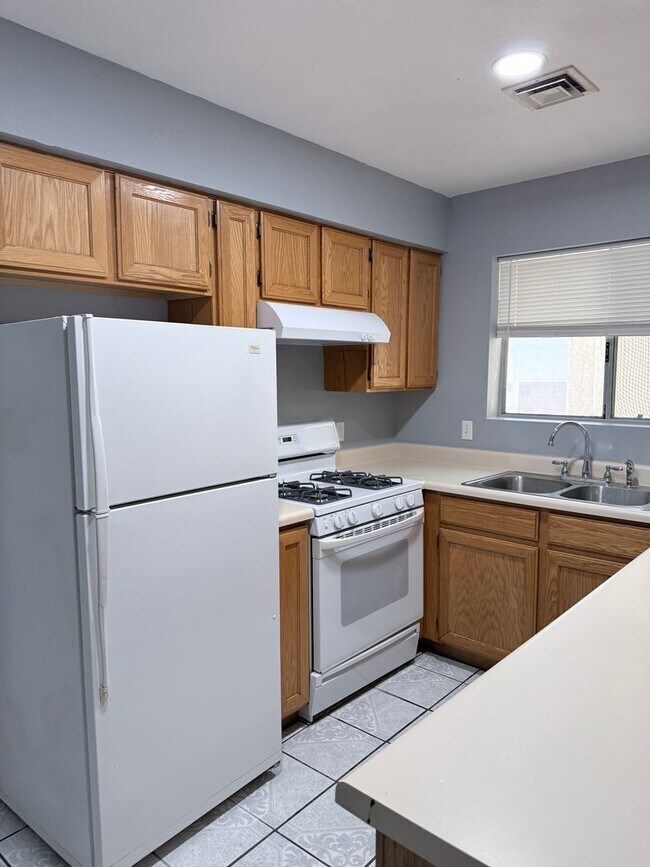 Building Photo - 3 bedrooms, 2 bathrooms Townhouse