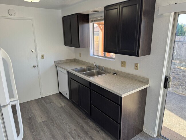 Building Photo - 2 bedroom 1 bath duplex in Springfield!